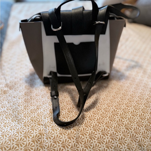 Stylish Black and White Women's Handbag - Picture 3 of 16